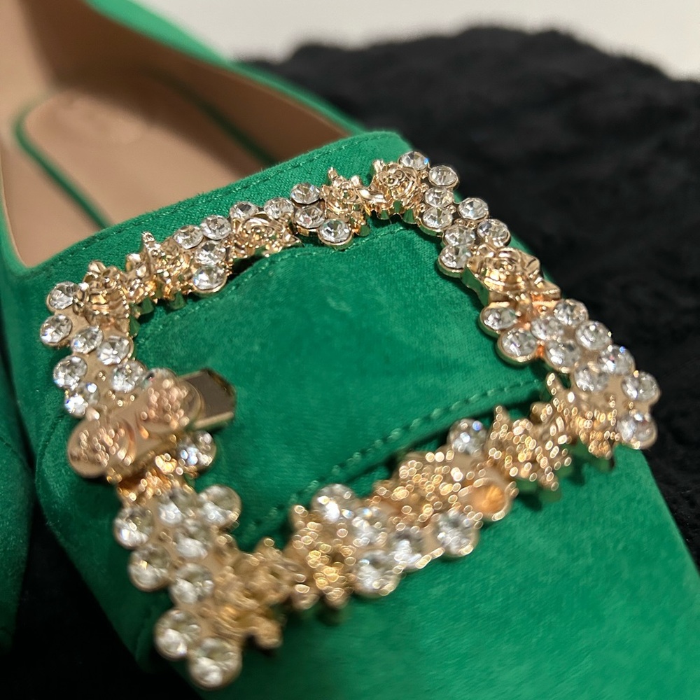 NWT Chic Green Flats with Gold Detailing - Picture 3 of 5